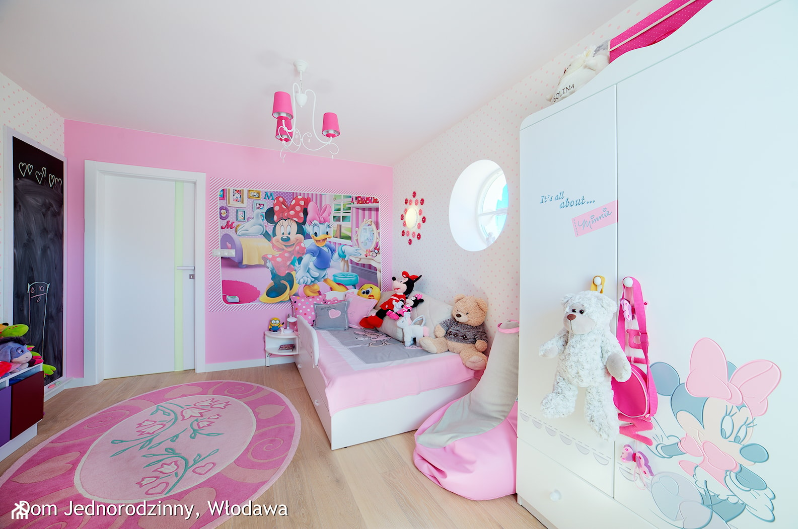 WŁODAWA House - Interior Photo Session - Średni różowy szary pokój dziecka dla dziecka dla dziewczynki, styl nowoczesny - zdjęcie od Auraprojekt - Homebook