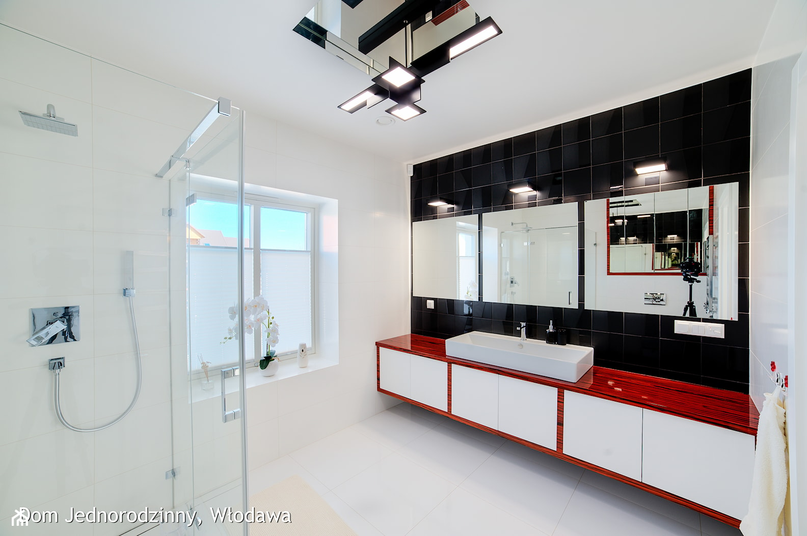 WŁODAWA House - Interior Photo Session - Średnia na poddaszu z lustrem łazienka z oknem, styl nowoczesny - zdjęcie od Auraprojekt - Homebook