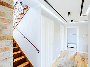 metamorfoza dom salon + jadalnia + przedpokój Wierzbica - Średni biały hol / przedpokój, styl glamour - zdjęcie od Auraprojekt