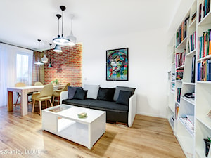 mieszkanie na Felinie Lublin - Duży biały salon z jadalnią z bibiloteczką, styl nowoczesny - zdjęcie od Auraprojekt