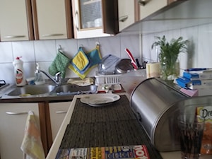 metamorfoza mieszkanie kuchnia+przedpokój ul. Herbowa Lublin - Mała otwarta z kamiennym blatem biała z zabudowaną lodówką z nablatowym zlewozmywakiem kuchnia w kształcie litery l - zdjęcie od Auraprojekt