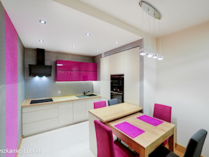 mieszkanie 43m2 ul.Melomanów Lublin - Mała z salonem biała różowa szara z zabudowaną lodówką z podblatowym zlewozmywakiem kuchnia w kształcie litery l, styl nowoczesny - zdjęcie od Auraprojekt