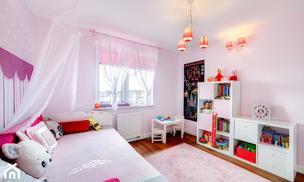 białe ściany w pokoju dziecka,tablica, różowy dywan