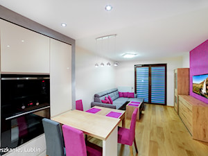 mieszkanie 43m2 ul.Melomanów Lublin - Średni biały różowy salon z kuchnią z jadalnią, styl nowoczesny - zdjęcie od Auraprojekt
