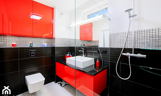 czerwona szafka łazienkowa, czarne płytki w łazience