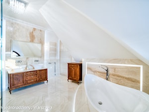 Dom jednorodzinny Warszawa - Duża na poddaszu z dwoma umywalkami z marmurową podłogą łazienka z oknem, styl tradycyjny - zdjęcie od Auraprojekt