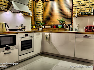 dom jednorodzinny Świdnik - Mała zamknięta biała z zabudowaną lodówką z nablatowym zlewozmywakiem kuchnia w kształcie litery l z oknem, styl nowoczesny - zdjęcie od Auraprojekt