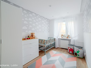 metamorfoza mieszkanie 60m2 ul. Turkusowa Lublin - Średni biały szary pokój dziecka dla niemowlaka dla chłopca dla dziewczynki, styl nowoczesny - zdjęcie od Auraprojekt