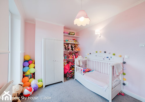 apartament II SKYHOUSE Lublin - Średni różowy pokój dziecka dla dziecka dla dziewczynki, styl tradycyjny - zdjęcie od Auraprojekt