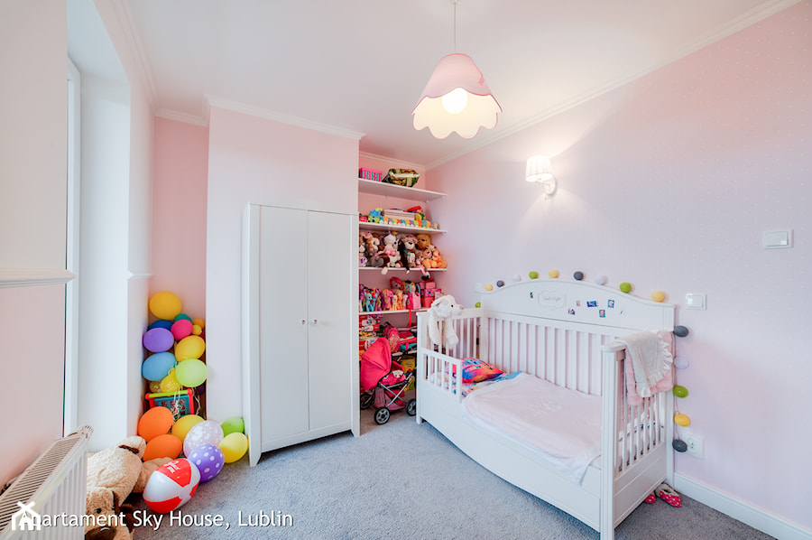 apartament II SKYHOUSE Lublin - Średni różowy pokój dziecka dla dziecka dla dziewczynki, styl tradycyjny - zdjęcie od Auraprojekt