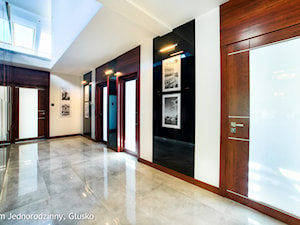 Dom jednorodzinny Głusko - Duży biały hol / przedpokój, styl nowoczesny - zdjęcie od Auraprojekt