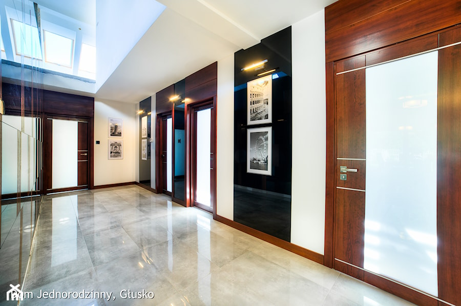 Dom jednorodzinny Głusko - Duży biały hol / przedpokój, styl nowoczesny - zdjęcie od Auraprojekt