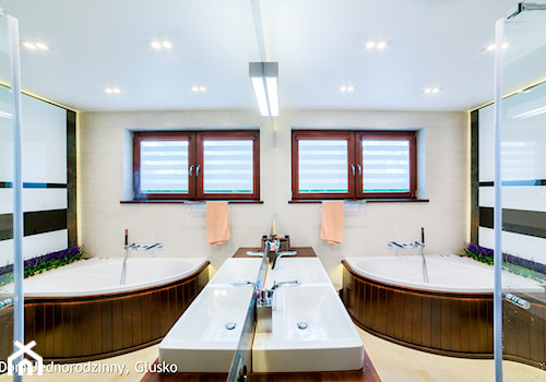 Dom jednorodzinny Głusko - Mała na poddaszu z dwoma umywalkami łazienka z oknem, styl nowoczesny - zdjęcie od Auraprojekt