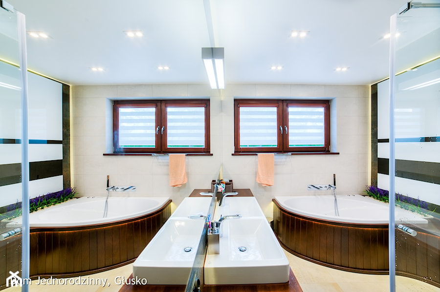 Dom jednorodzinny Głusko - Mała na poddaszu z dwoma umywalkami łazienka z oknem, styl nowoczesny - zdjęcie od Auraprojekt