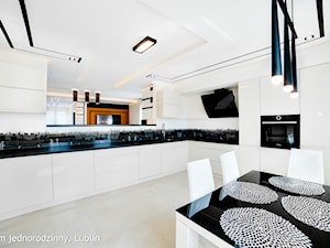 dom jednorodzinny Lublin - Duża otwarta biała czarna z zabudowaną lodówką kuchnia w kształcie litery l, styl nowoczesny - zdjęcie od Auraprojekt