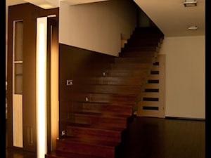 Dom jednorodzinny Kalinówka - Schody jednobiegowe drewniane, styl minimalistyczny - zdjęcie od Auraprojekt