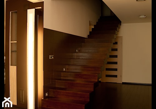Dom jednorodzinny Kalinówka - Schody jednobiegowe drewniane, styl minimalistyczny - zdjęcie od Auraprojekt