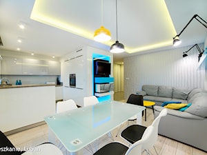 metamorfoza salon mieszkanie Lublin - Średni biały salon z kuchnią z jadalnią, styl nowoczesny - zdjęcie od Auraprojekt