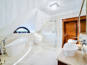 Dom jednorodzinny Warszawa - Duża na poddaszu z dwoma umywalkami łazienka z oknem, styl tradycyjny - zdjęcie od Auraprojekt