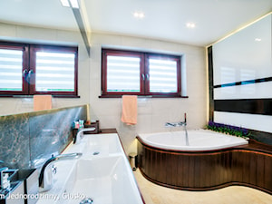 Dom jednorodzinny Głusko - Średnia z dwoma umywalkami z punktowym oświetleniem łazienka z oknem, styl nowoczesny - zdjęcie od Auraprojekt