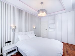 Metamorfozzzza apartament ul.Kowalska Lublin - Średnia biała szara sypialnia, styl minimalistyczny - zdjęcie od Auraprojekt