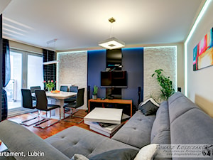 apartament I SKYHOUSE Lublin - Średni biały niebieski salon z jadalnią, styl nowoczesny - zdjęcie od Auraprojekt