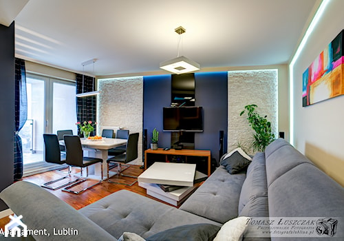 apartament I SKYHOUSE Lublin - Średni biały niebieski salon z jadalnią, styl nowoczesny - zdjęcie od Auraprojekt