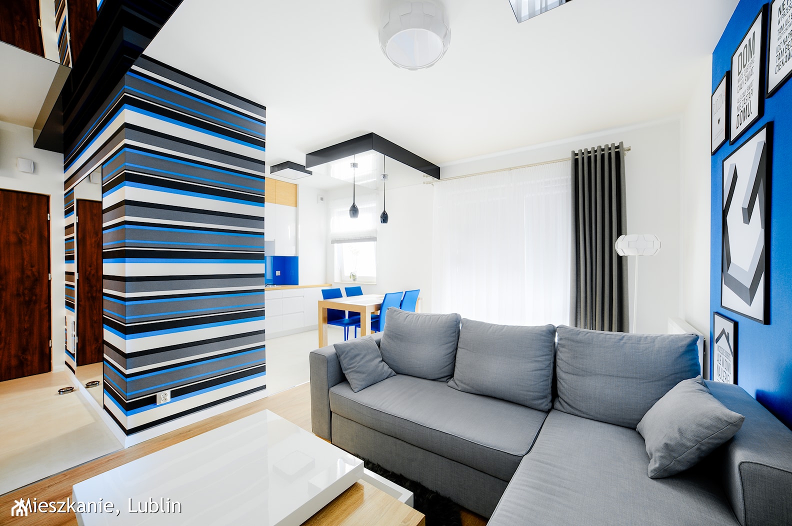 mieszkanie 60m2 ul.Kryształowa Lublin - Mały biały niebieski salon z kuchnią z jadalnią, styl minimalistyczny - zdjęcie od Auraprojekt - Homebook
