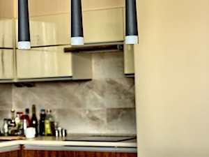 apartament II SUNHILL Lublin - Mała beżowa jadalnia w kuchni, styl minimalistyczny - zdjęcie od Auraprojekt