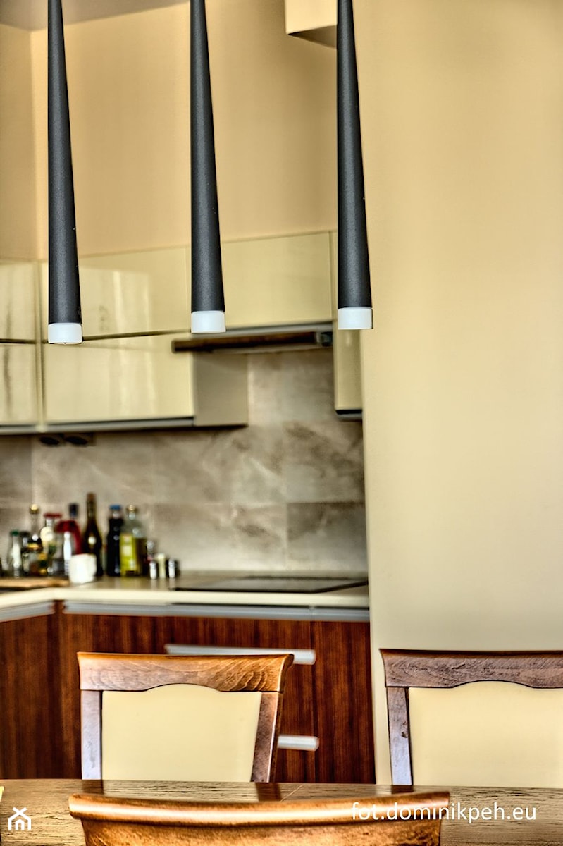 apartament II SUNHILL Lublin - Mała beżowa jadalnia w kuchni, styl minimalistyczny - zdjęcie od Auraprojekt