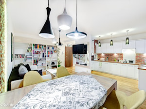 mieszkanie na Felinie Lublin - Duży biały salon z kuchnią z jadalnią z bibiloteczką, styl nowoczesny - zdjęcie od Auraprojekt