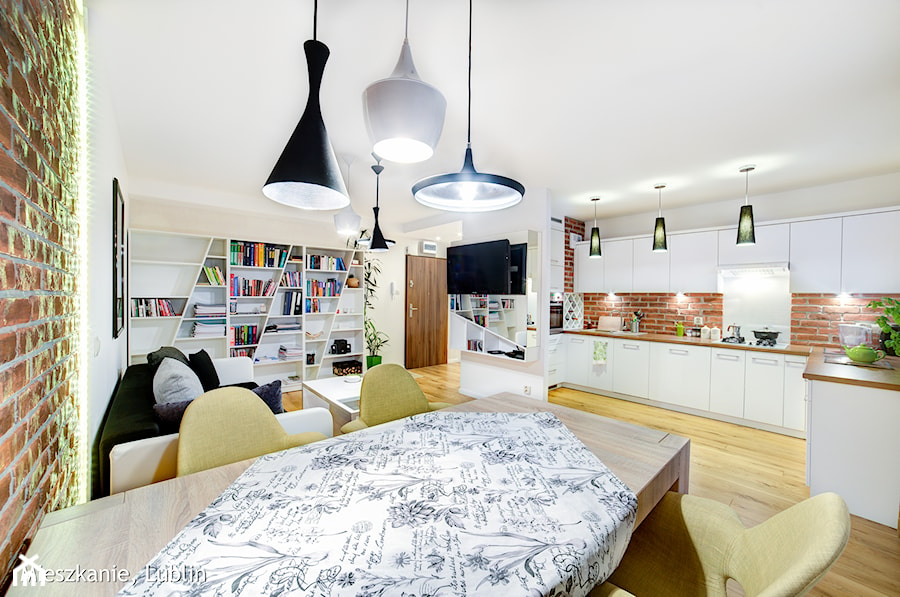 mieszkanie na Felinie Lublin - Duży biały salon z kuchnią z jadalnią z bibiloteczką, styl nowoczesny - zdjęcie od Auraprojekt