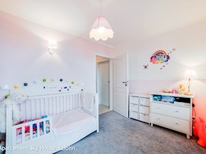 apartament II SKYHOUSE Lublin - Średni biały pokój dziecka dla dziecka dla dziewczynki, styl tradycyjny - zdjęcie od Auraprojekt