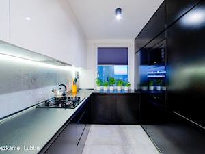 metamorfoza (salon kuchnia) 30m2 Lublin - Średnia duża otwarta zamknięta biała szara z zabudowaną lodówką kuchnia w kształcie litery u dwurzędowa, styl minimalistyczny - zdjęcie od Auraprojekt
