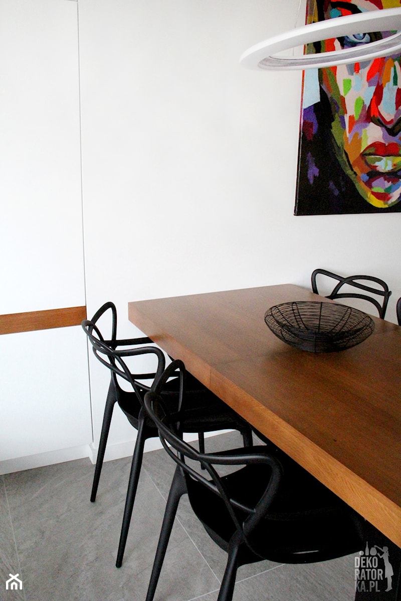 POZNAŃ | Apartament - Mała biała jadalnia w kuchni, styl nowoczesny - zdjęcie od dekoratorka.pl