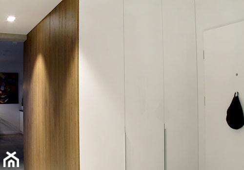 POZNAŃ | Apartament - Średni biały z marmurem na podłodze hol / przedpokój, styl nowoczesny - zdjęcie od dekoratorka.pl