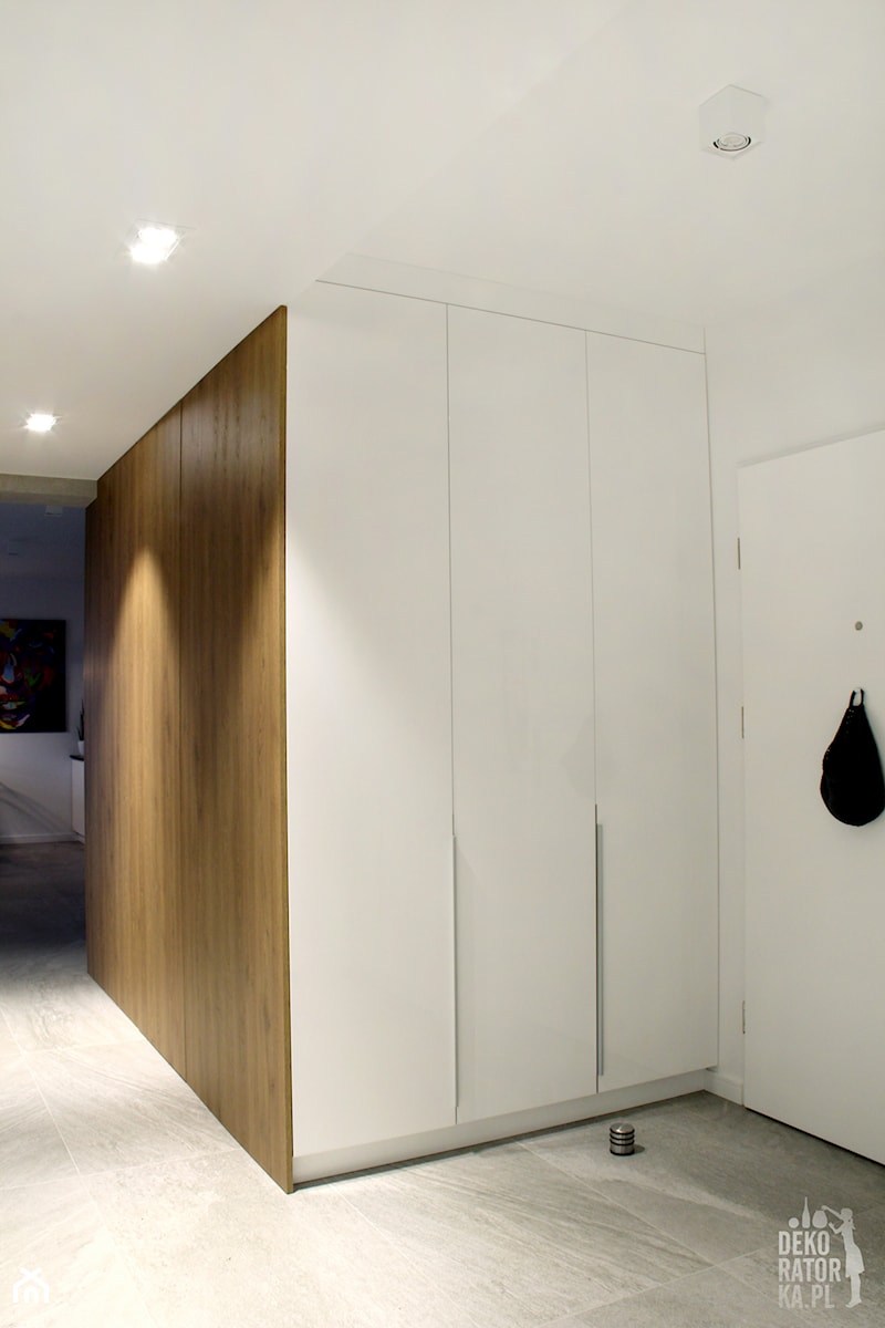 POZNAŃ | Apartament - Średni biały z marmurem na podłodze hol / przedpokój, styl nowoczesny - zdjęcie od dekoratorka.pl