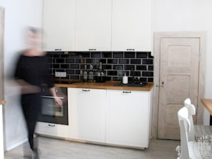 LUBOŃ | Dom jednorodzinny - Mała otwarta zamknięta biała czarna z zabudowaną lodówką kuchnia jednorz ... - zdjęcie od dekoratorka.pl