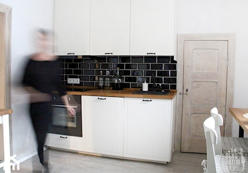 LUBOŃ | Dom jednorodzinny - Mała otwarta zamknięta biała czarna z zabudowaną lodówką kuchnia jednorzędowa, styl skandynawski - zdjęcie od dekoratorka.pl