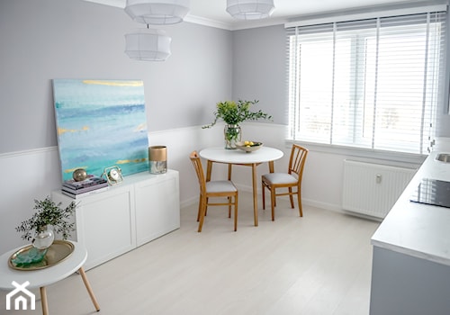 Kawalerka Zielona Góra - Mała biała szara jadalnia w kuchni, styl skandynawski - zdjęcie od StanglewiczDizajn