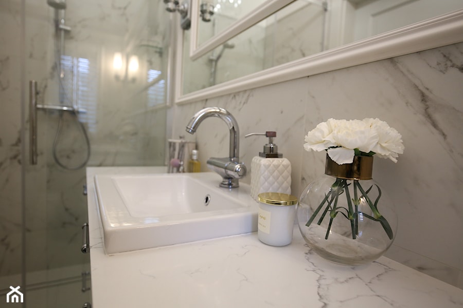 Dom w stylu Modern Classic - Z lustrem z marmurową podłogą łazienka, styl tradycyjny - zdjęcie od StanglewiczDizajn