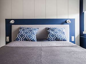 Mieszkanie na wynajem Zielona Góra - Mała biała niebieska sypialnia, styl minimalistyczny - zdjęcie od StanglewiczDizajn