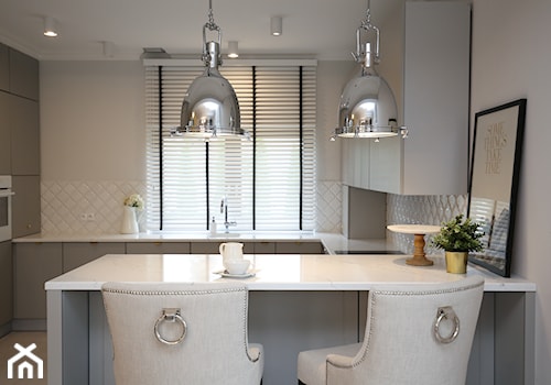 Dom w stylu Modern Classic - Mała biała jadalnia w kuchni, styl tradycyjny - zdjęcie od StanglewiczDizajn