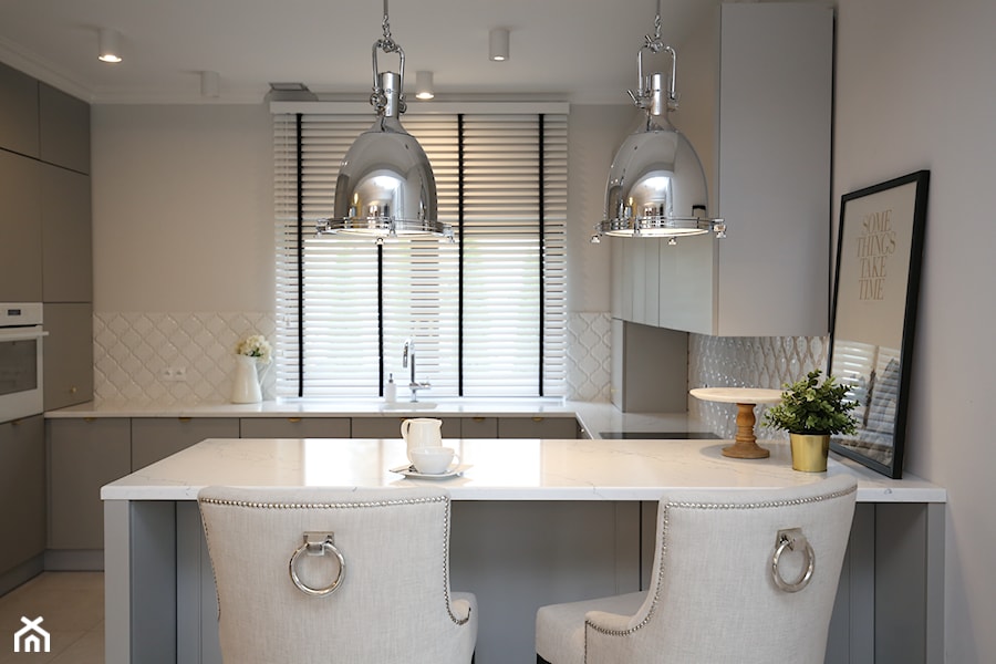 Dom w stylu Modern Classic - Mała biała jadalnia w kuchni, styl tradycyjny - zdjęcie od StanglewiczDizajn