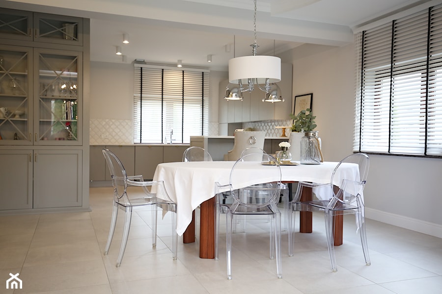 Dom w stylu Modern Classic - Duża szara jadalnia w kuchni, styl tradycyjny - zdjęcie od StanglewiczDizajn