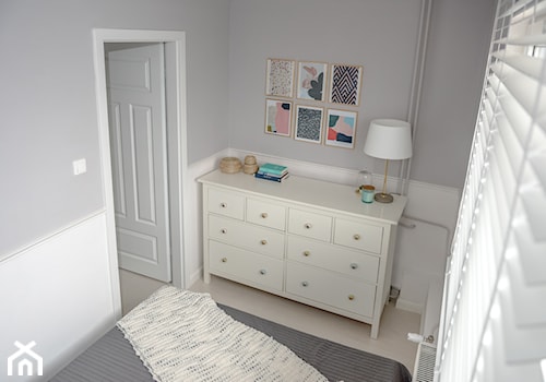 Kawalerka Zielona Góra - Mała biała szara sypialnia, styl nowoczesny - zdjęcie od StanglewiczDizajn