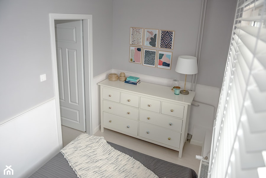 Kawalerka Zielona Góra - Mała biała szara sypialnia, styl nowoczesny - zdjęcie od StanglewiczDizajn
