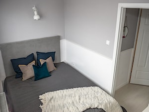 Kawalerka Zielona Góra - Mała biała szara sypialnia, styl skandynawski - zdjęcie od StanglewiczDizajn