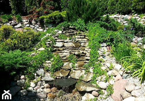 COŚ DLA CIAŁA COŚ DLA DUSZY COŚ DLA OKA - Mały z kamienną nawierzchnią ogród z oczkiem wodnym za domem - zdjęcie od Marlena Hein