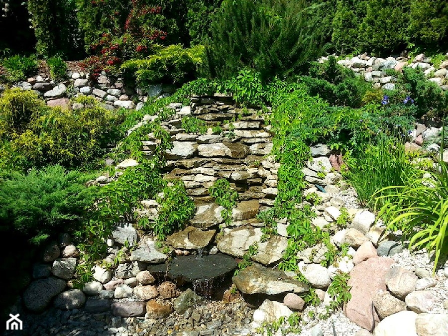 COŚ DLA CIAŁA COŚ DLA DUSZY COŚ DLA OKA - Mały z kamienną nawierzchnią ogród z oczkiem wodnym za domem - zdjęcie od Marlena Hein